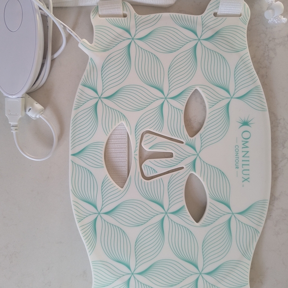 Contour LED Face Mask - White and Green - Picture 3 of 5